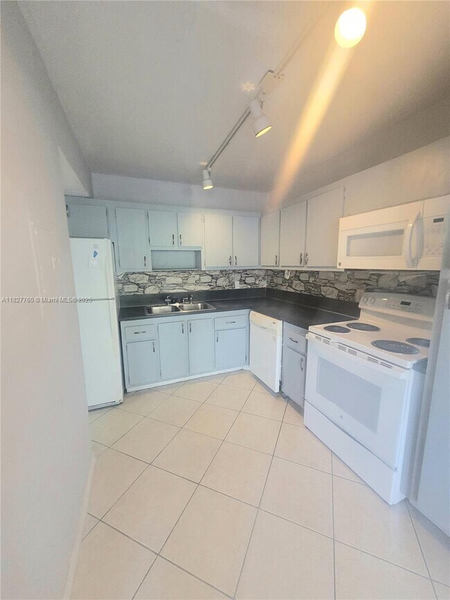 Foto del edificio - 2025 NE 164th St