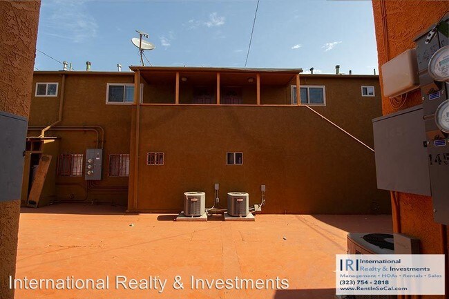 Foto del edificio - 1419 1/2-1455 1/2 W 101st St