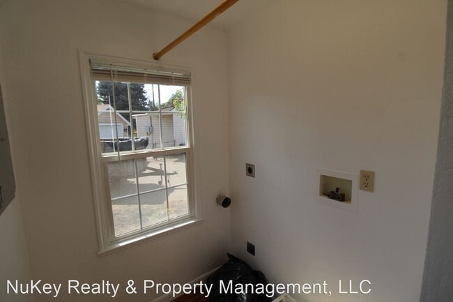 Building Photo - 2 br, 1 bath House - 216 E. Birch St..