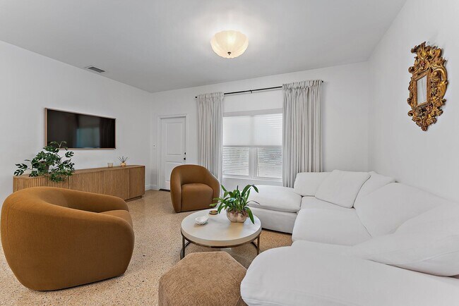 Foto del edificio - 513 E Whitney Dr
