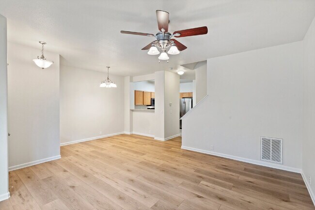 Foto del edificio - Stylish 3-Bedroom Townhome Just Minutes fr...