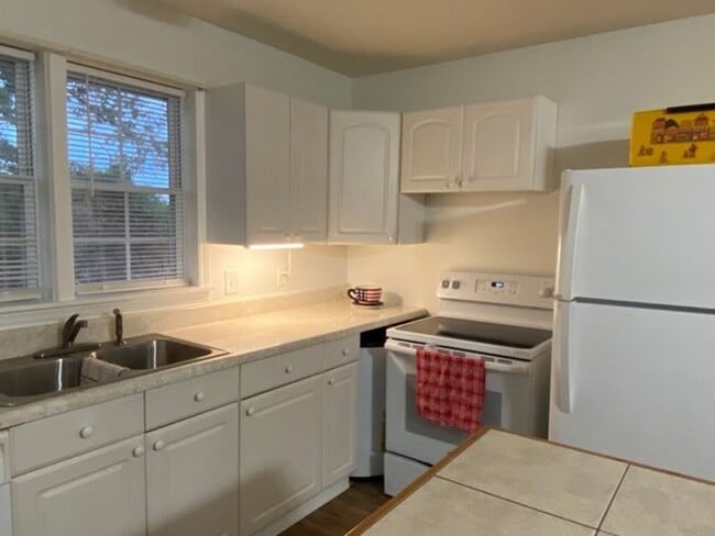 Building Photo - 2 Bedrooms, 1 Bathroom Home in Centre!