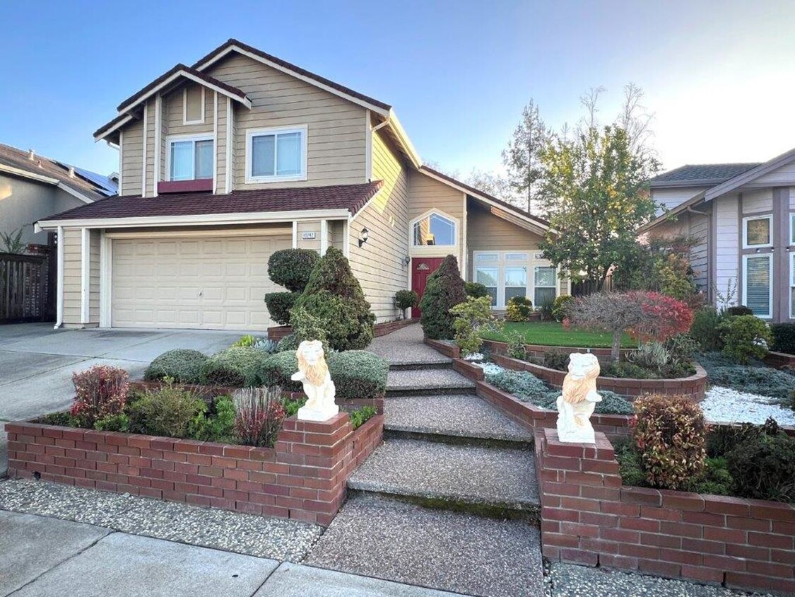 Foto principal - Nor Cal Realty, Inc - 4 bedroom 3 bath wit...