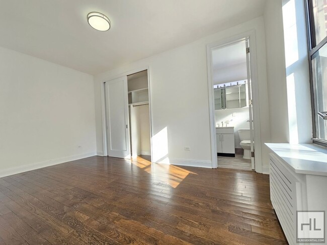 Building Photo - Sunny 1-Bedroom in Greenwich Village | Pri...