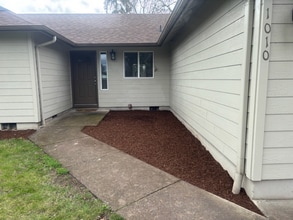 Building Photo - 1010 37th Ave SW