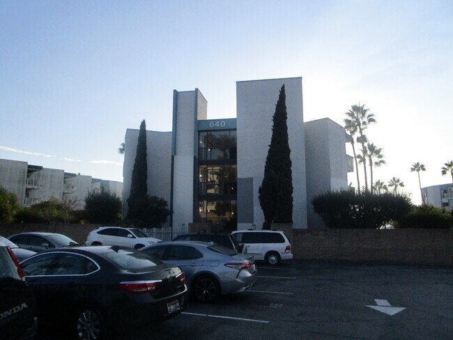 Building Photo - 640 The Vlg