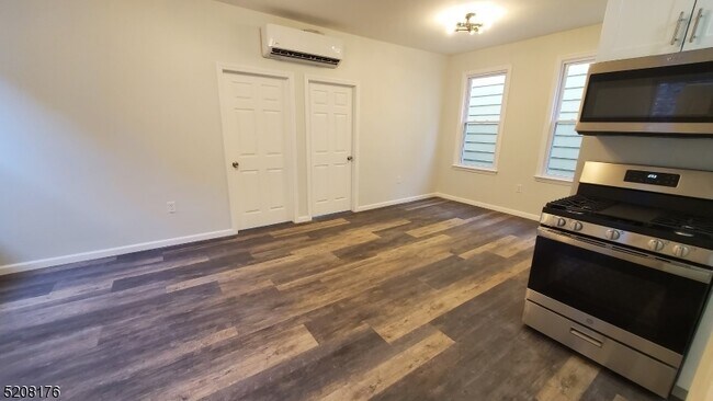 Foto del edificio - 147 Nelson Ave