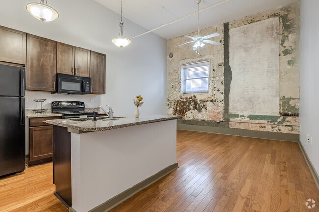 1BR, 1BA - 700SF - The Lofts at Silver