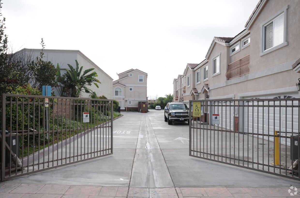 Building Photo - 3916 Rosemead Blvd