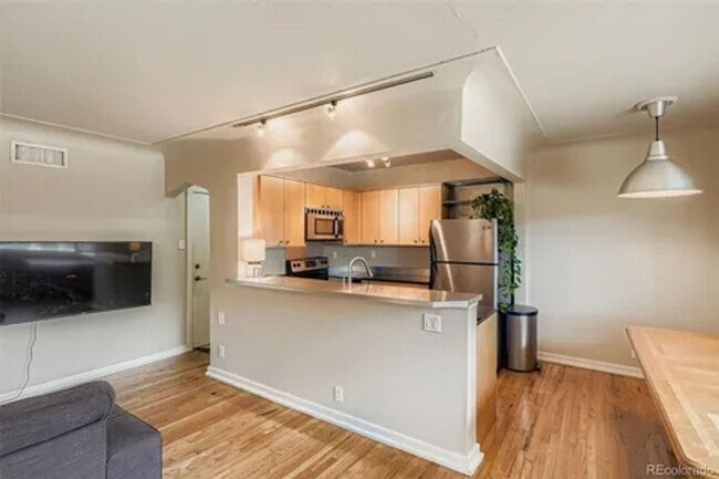 Foto del edificio - 636 N Washington St