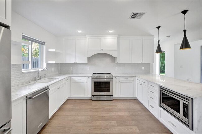 Building Photo - 2141 NE 62nd Ct