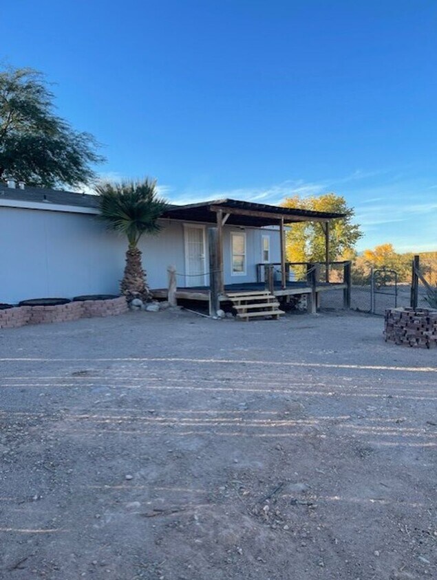Foto del edificio - 3-bedroom 2.5-bathroom home with RV space in Littlefield AZ