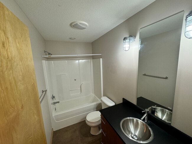 Building Photo - Stunning Modern Urban Loft – Spacious, Stylish, and Conveniently Located