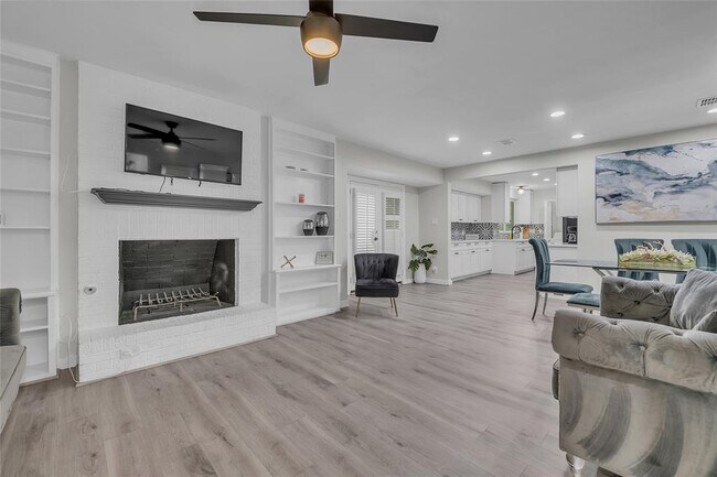 Building Photo - 3400 Laguna Dr