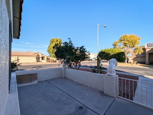 Foto del edificio - 6780 N 74th Dr