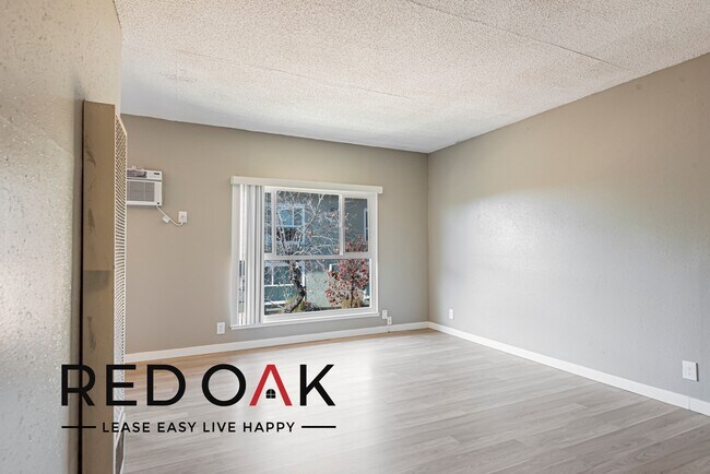 Foto del edificio - Stunning Three Bedroom with Tons of Natura...
