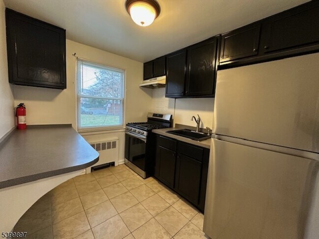 Foto del edificio - 17 Carolyn Terrace