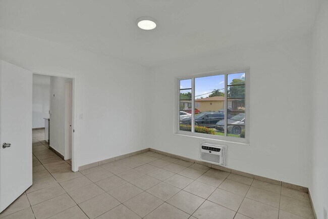 Foto del edificio - 2160 Bay Dr