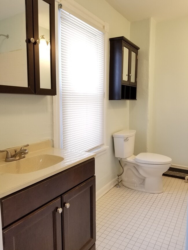 Full Bath - 4541 Manayunk Ave