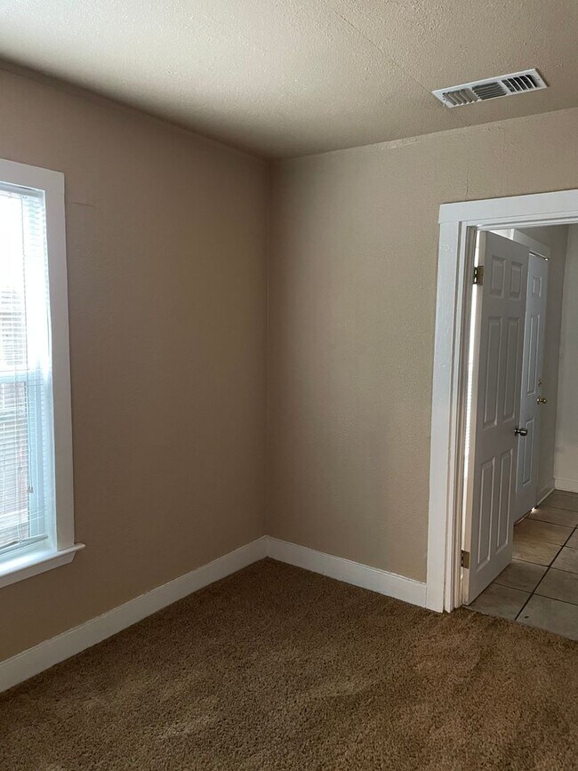Building Photo - CHARMING HOUSE NEAR DOWNTOWN W/NEW FLOORIN...
