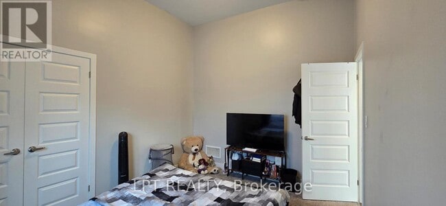 Building Photo - 261 Cairn St