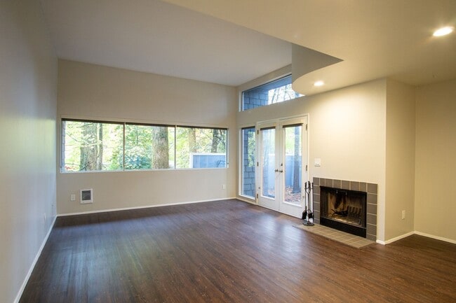 Photo - Fantastic Lake Oswego 1Bdr w/Fireplace, Dishwasher, W/D & Patio! Apartment