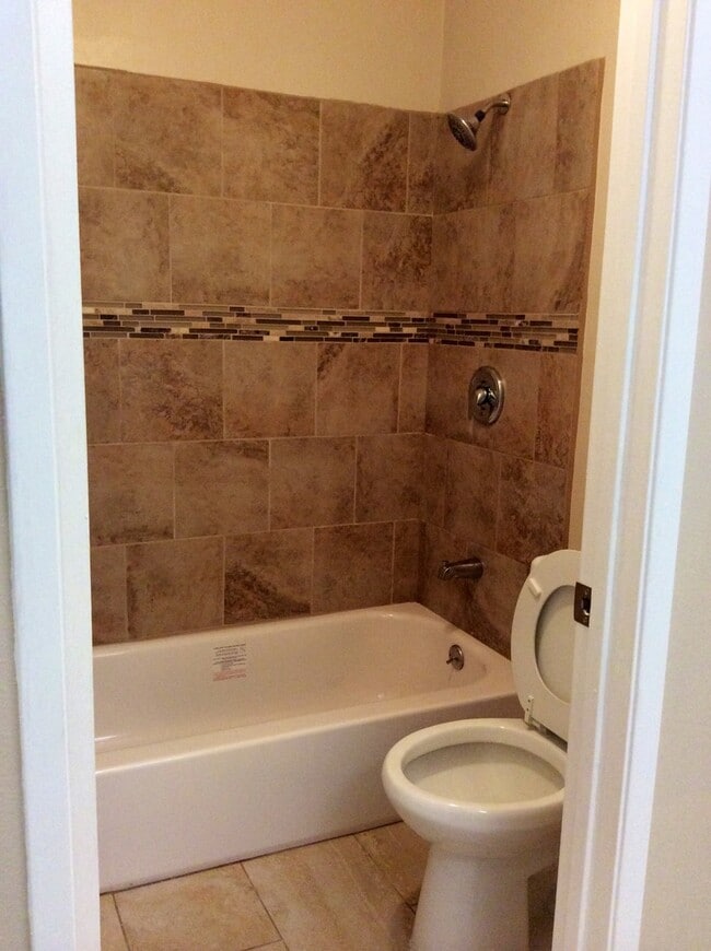 Building Photo - GORGEOUS 2 BEDROOM 1 BATH CONDO
