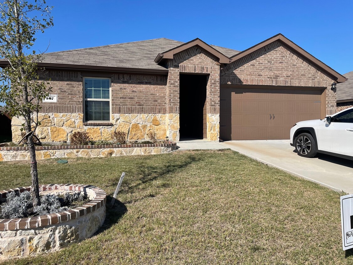 Beautiful home across the street from a park - 507 Farmhouse Ln