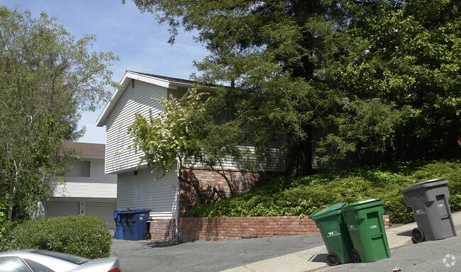 Building Photo - 2050 Ascot Dr