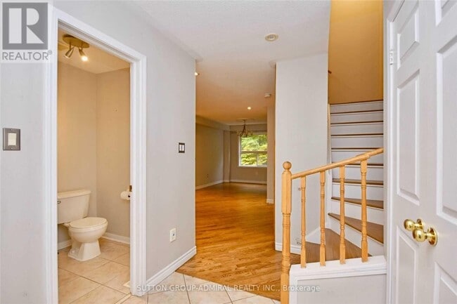 Building Photo - 70 Hawthorne Crescent