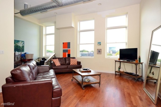 Building Photo - 3 br, 3 bath Condo - 1215 W Gunnison St
