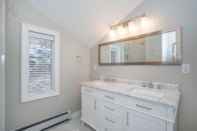 Building Photo - 2 Earls Ct