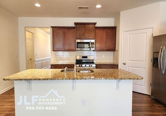 Building Photo - Must See 4 bed/2 bath Ranch Minutes Away f...