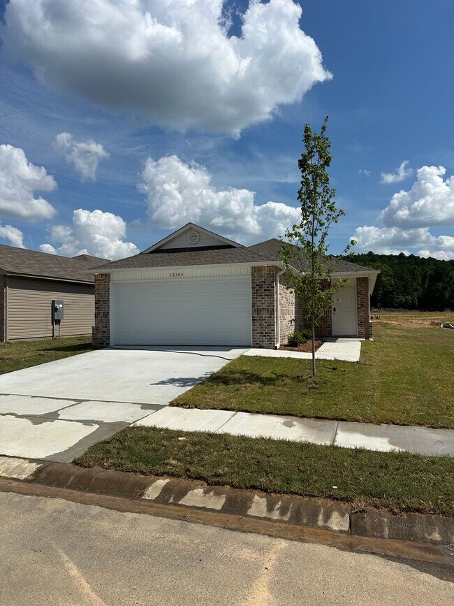 Building Photo - *Pre-leasing* NEWER Three Bedroom | Two Ba...