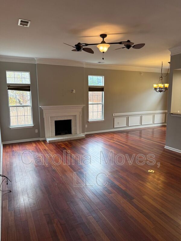 Foto del edificio - 323 Thornbush Ct