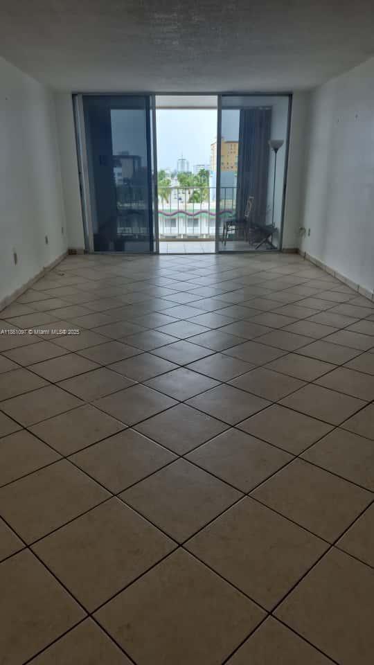 Foto del edificio - 1865 79th Street Causeway