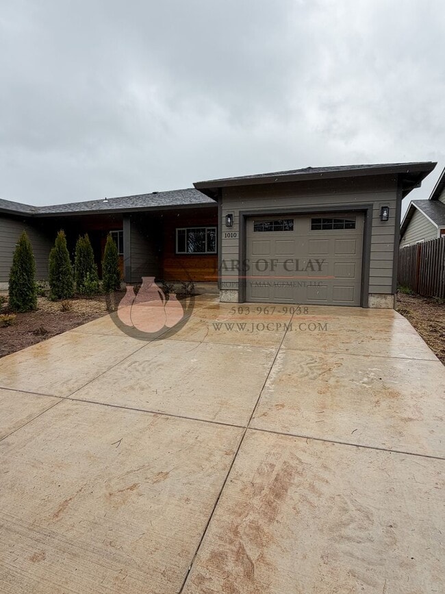 Building Photo - 1010-1012 Highlands Loop