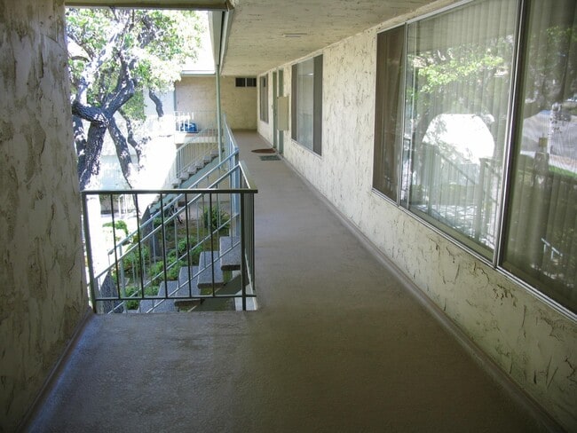 Foto del edificio - Spacious 1 Bedroom 1 Bath Upstairs Unit Apartment