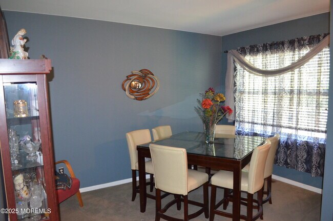 Building Photo - 24 Uxbridge Dr