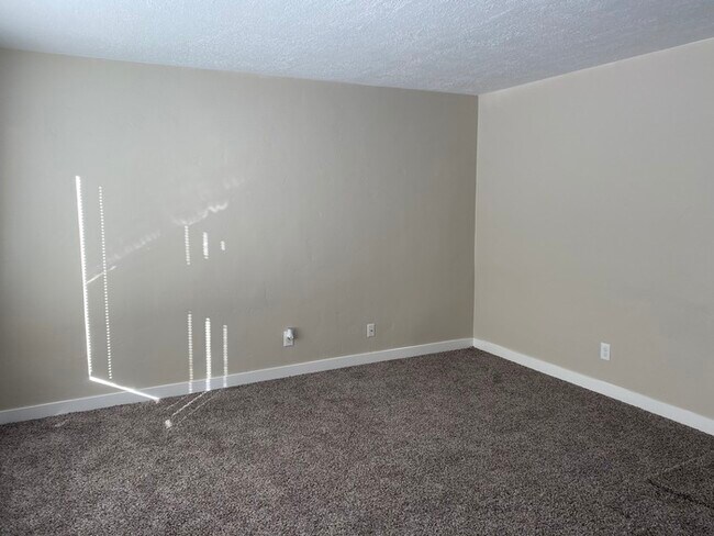Building Photo - Completely Remodeled 4 Bed House