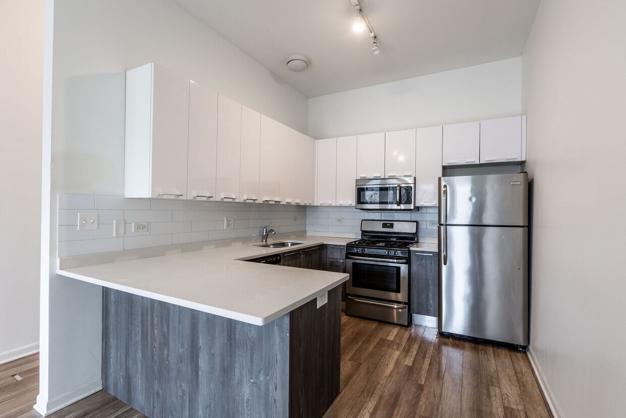 Spacious 3 Bed 2 Bath Duplex Up, In unit W/D in Humboldt Park! - Spacious 3 Bed 2 Bath Duplex Up, In unit W/D in Humboldt Park!