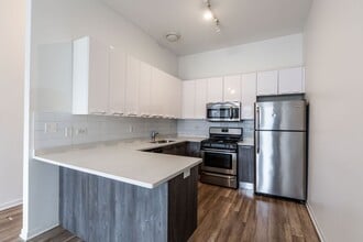 Building Photo - 2700 W North Ave