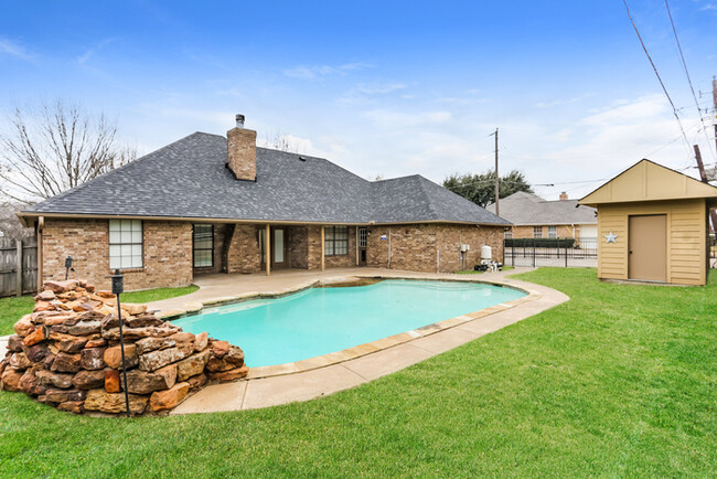 Building Photo - Brick Home with Pool