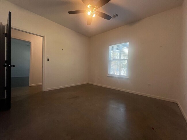 Building Photo - 322 E Maple St