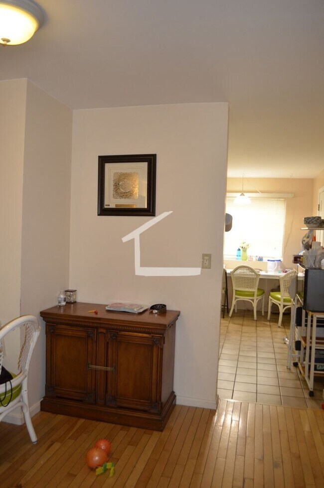 Building Photo - BIG 3 BED/2.5 BATH TOWNHOUSE W/ CENTRAL AI...