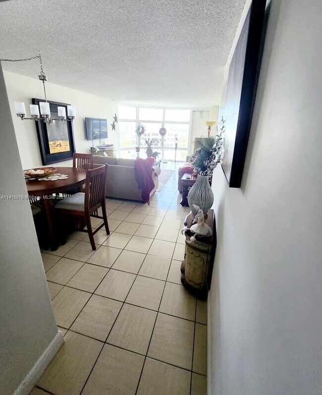 Foto del edificio - 20100 W Country Club Dr
