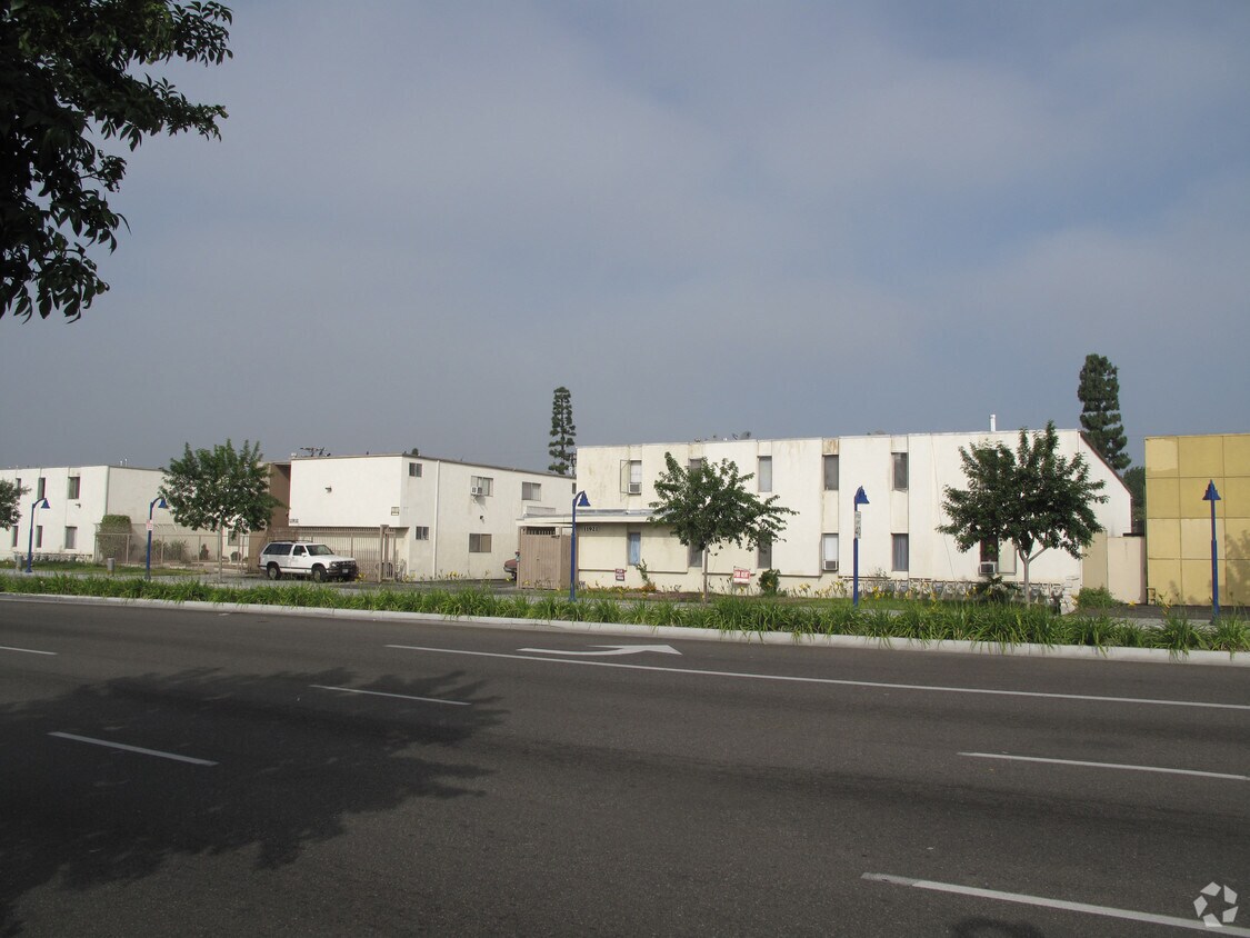 Primary Photo - Rosewood Apartments