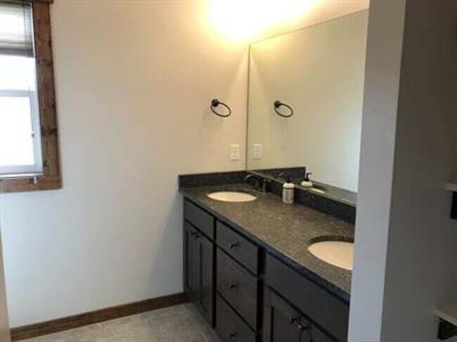 Foto del edificio - 4 bedroom 3 bath home in Ryen Glenn