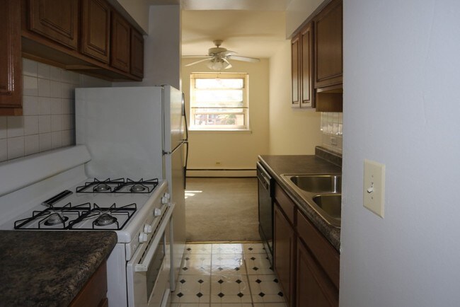 Building Photo - 535 W Briar Pl