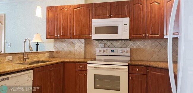 Building Photo - 3051 NE 47th Ct